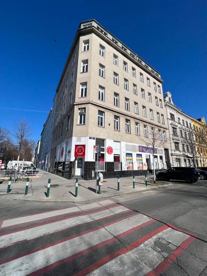 Appartement Delightful 1 Bedroom Near Schoenbrunn And Westbahnhof With Big Porch Wenen